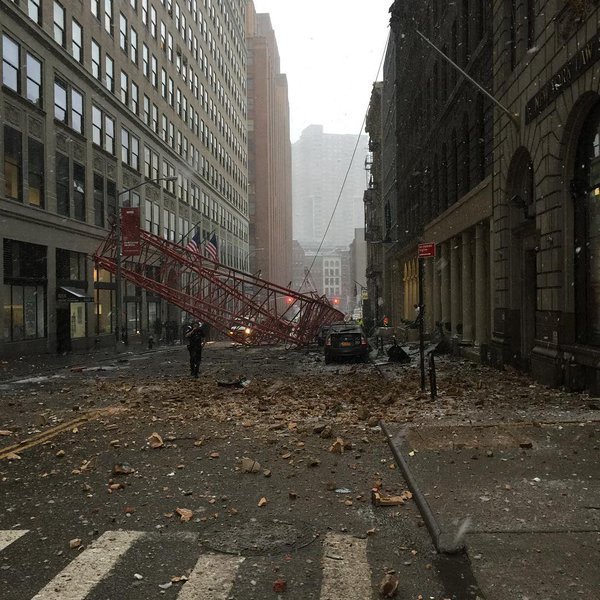 В Нью-Йорке рухнул огромный башенный кран (9 фото)