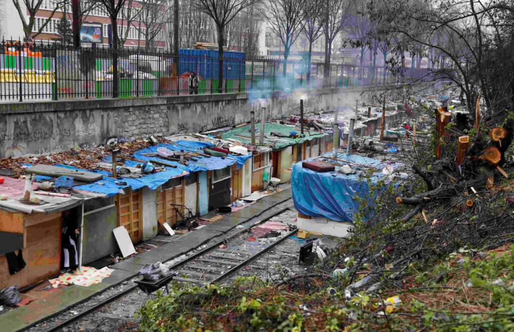 Полиция Парижа прогнала цыганский лагерь с железной дороги